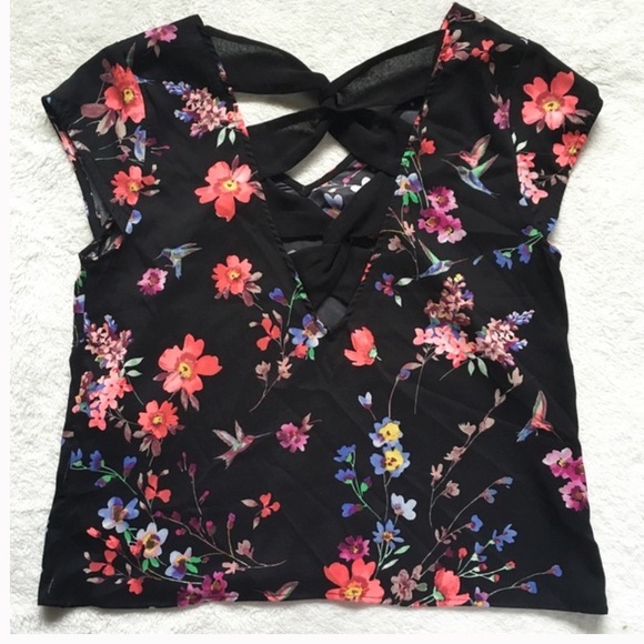 Floral crisscross back express blouse - Picture 3 of 3